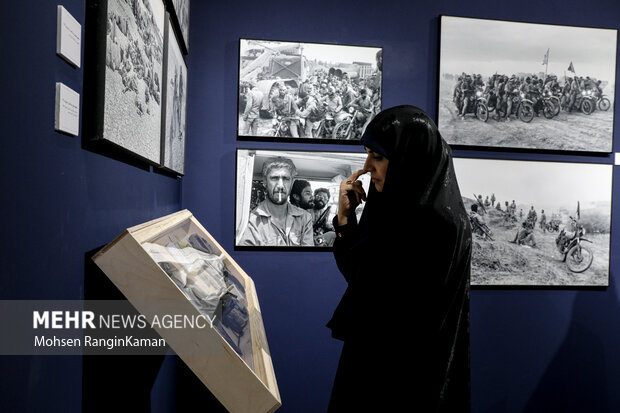 نمایشگاه عکس «آن پنج نفر»، شامل ۱۰۰ عکس از پنج عکاس جوان در دوران انقلاب اسلامی، دفاع مقدس و جنگ بوسنی است که توسط شهید محسن چوبدار، شهید ابراهیم اصغرزاده، مرحوم قربان خلیلی، مرحومه مریم کاظم‌زاده و بهرام محمدی‌فرد عکاسی شده است.