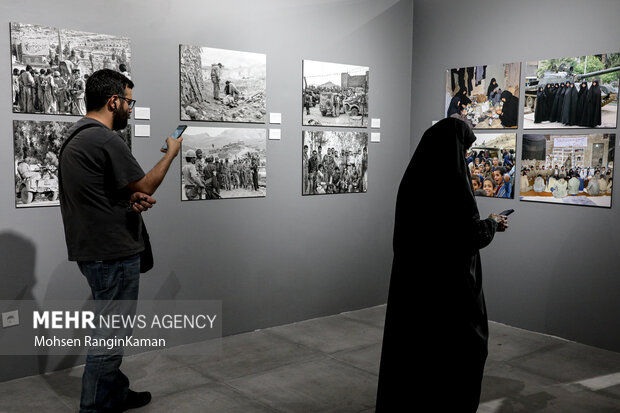 نمایشگاه عکس «آن پنج نفر»، شامل ۱۰۰ عکس از پنج عکاس جوان در دوران انقلاب اسلامی، دفاع مقدس و جنگ بوسنی است که توسط شهید محسن چوبدار، شهید ابراهیم اصغرزاده، مرحوم قربان خلیلی، مرحومه مریم کاظم‌زاده و بهرام محمدی‌فرد عکاسی شده است.