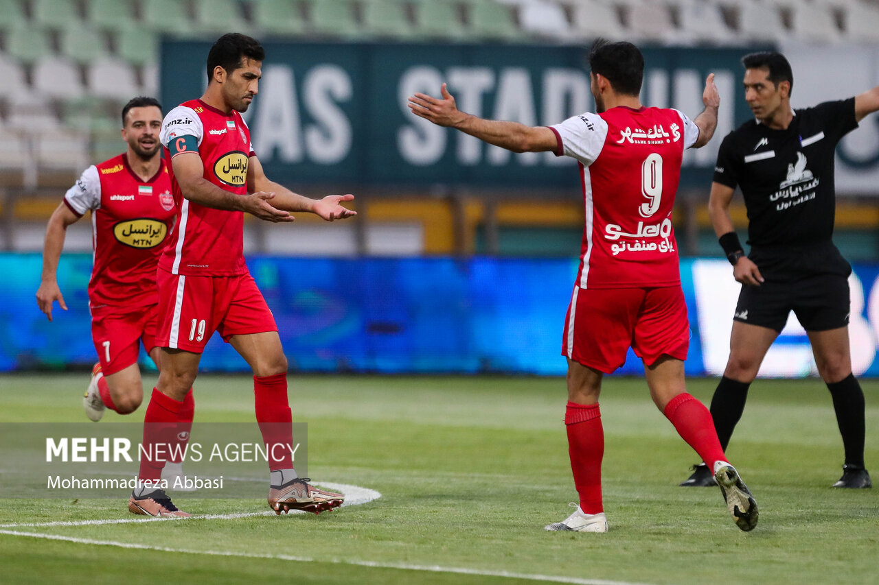 بازیکنان تیم فوتبال پرسپولیس تهران در حال شادی پس از به ثمر رسیدن گل دوم  تیم خود توسط وحید امیری در دیدار تیم های پرسپولیس تهران و هوادار تهران هستند