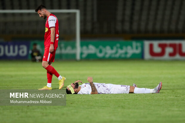 دیدار تیم های فوتبال پرسپولیس تهران و هوادار تهران در مرحله نیمه نهایی جام حذفی کشور با نتیجه سه یر یک به سود تیم فوتبال پرسپولیس تهران در ورزشگاه دستگردی تهران به پایان رسید