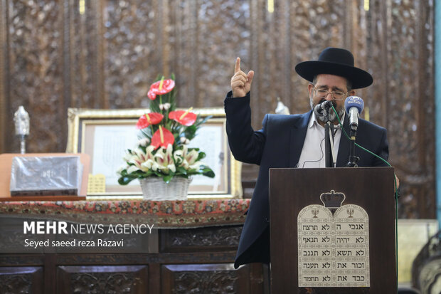 «یونس حمامی لاله‌زار»، خاخام اعظم جامعه کلیمیان ایران در حال سخنرانی در مراسم بزرگداشت جامعه کلیمیان است