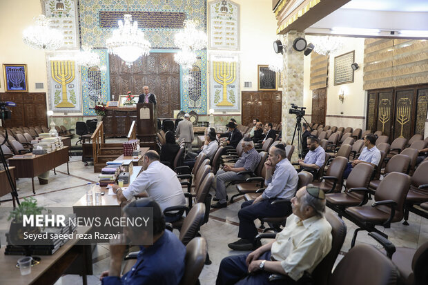 مراسم بزرگداشت جامعه کلیمیان در آستانه سالروز ارتحال بنیانگذار جمهوری اسلامی ایران، شامگاه امروز چهارشنبه ۱۰ خرداد ماه ۱۴۰۲ با حضور هموطنان کلیمی در کنیسه کلیمیان تهران برگزار شد