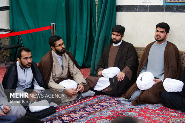 عمامه گذاری طلاب توسط آیت الله مکارم شیرازی