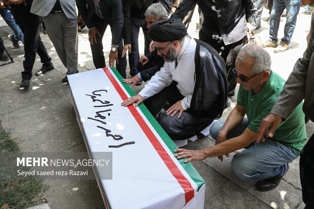 آئین تشییع پیکر زنده یاد احمدرضا احمدی شاعر و نویسنده معاصر صبح امروز پنج شنبه ۲۲ تیر ماه ۱۴۰۲ با حضور جمعی از فعالان حوزه فرهنگی و هنری در کانون پرورش فکری کودکان و نوجوانان برگزار شد