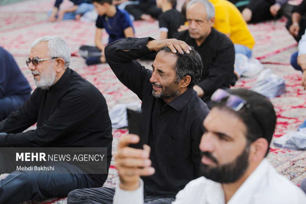 اهتزار پرچم متبرک حرم امام حسین(ع) بر فراز گنبدحرم حضرت معصومه(س)