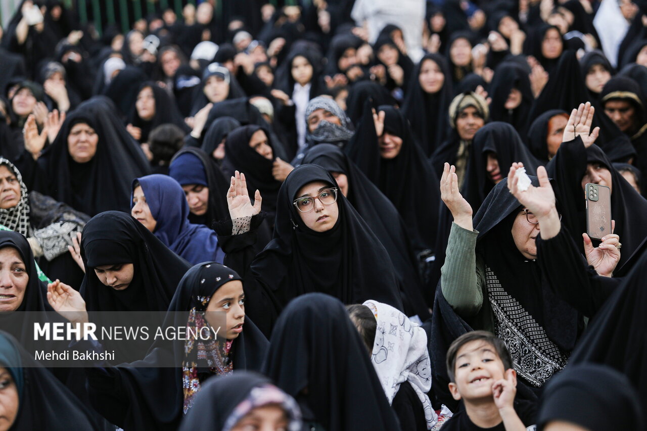اهتزار پرچم متبرک حرم امام حسین(ع) بر فراز گنبدحرم حضرت معصومه(س)