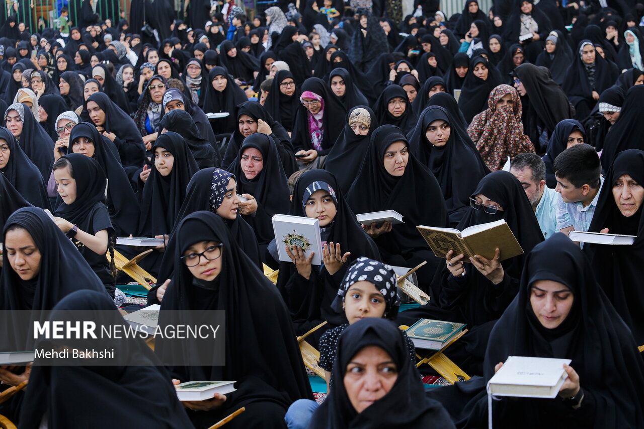 اهتزار پرچم متبرک حرم امام حسین(ع) بر فراز گنبدحرم حضرت معصومه(س)