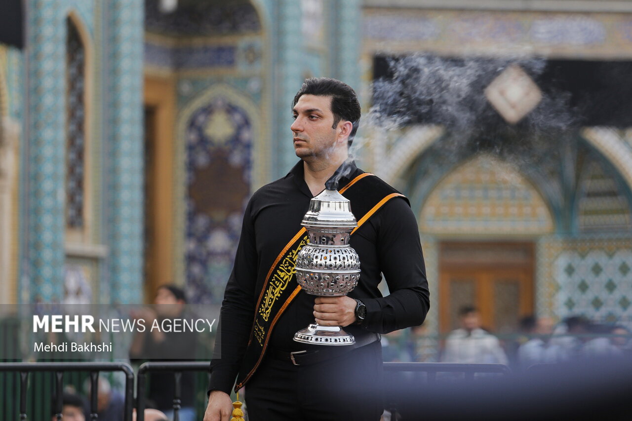 اهتزار پرچم متبرک حرم امام حسین(ع) بر فراز گنبدحرم حضرت معصومه(س)