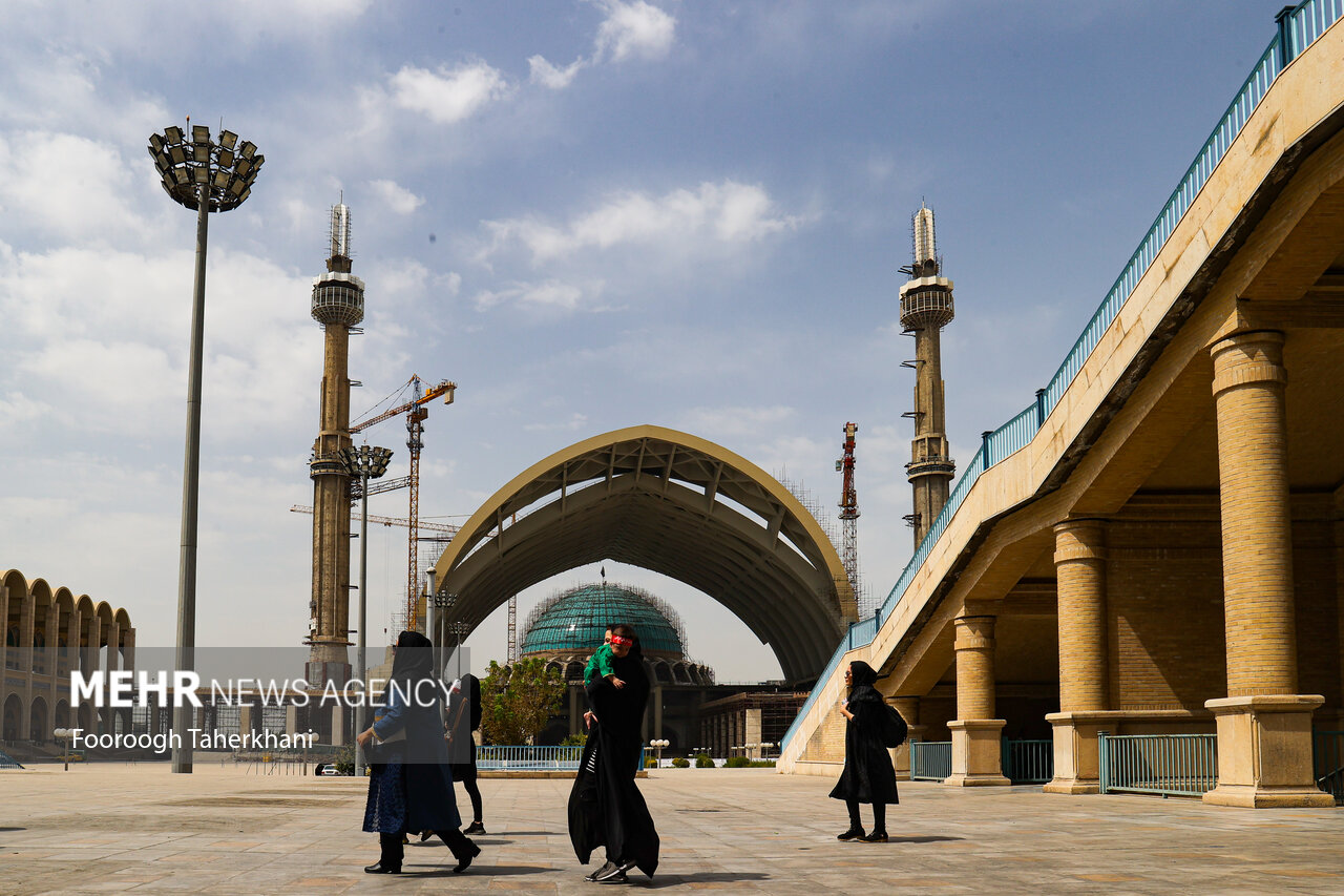 مراسم شیرخوارگان حسینی در مصلی تهران همزمان با فرارسیدن اولین جمعه ماه محرم مصادف با ۳۰ تیر ۱۴۰۲ مراسم شیرخوارگان حسینی با حضور مادران و نوزادان در مصلی امام خمینی (ره) تهران برگزار شد