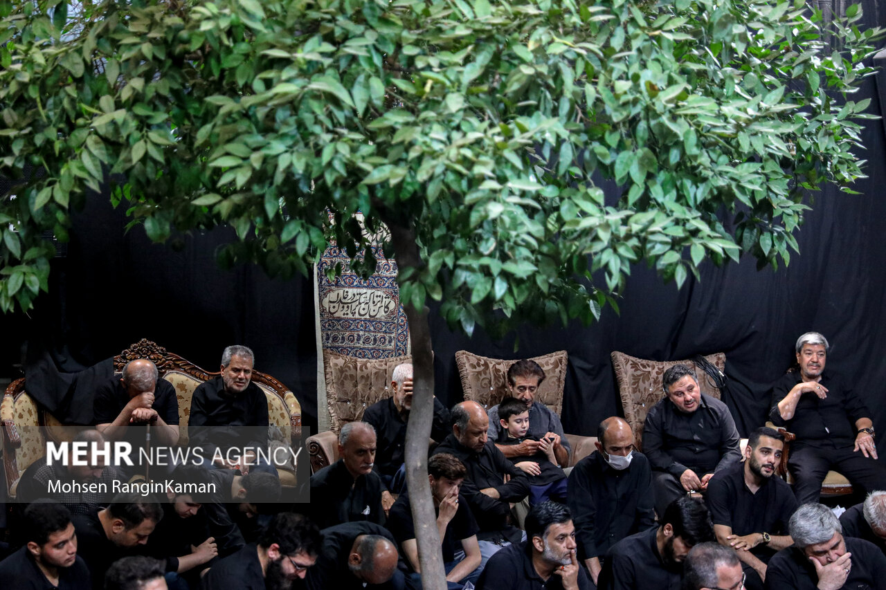 خانه سیدها در بلوار قیام تهران با بیش از صد سال مراسم عزاداری حضرت سیدالشهدا (صلوات الله علیه) هر روز میزبان جمع کثیری از مردم عزادار است