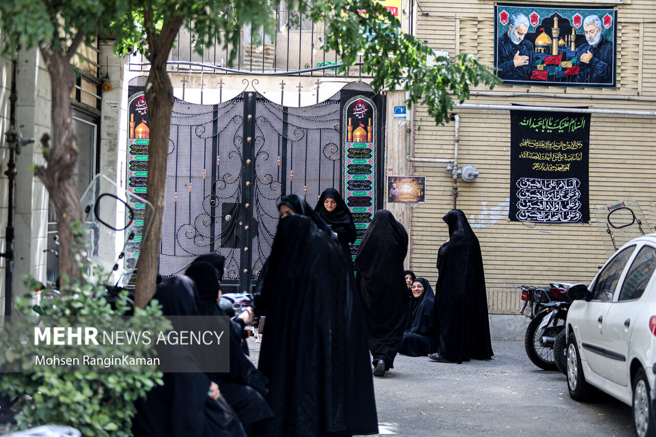 خانه سیدها در بلوار قیام تهران با بیش از صد سال مراسم عزاداری حضرت سیدالشهدا (صلوات الله علیه) هر روز میزبان جمع کثیری از مردم عزادار است