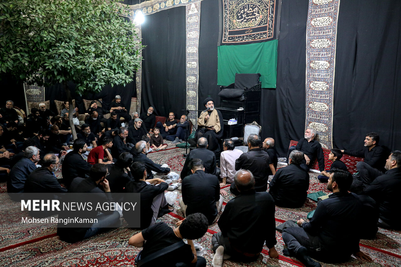 خانه سیدها در بلوار قیام تهران با بیش از صد سال مراسم عزاداری حضرت سیدالشهدا (صلوات الله علیه) هر روز میزبان جمع کثیری از مردم عزادار است