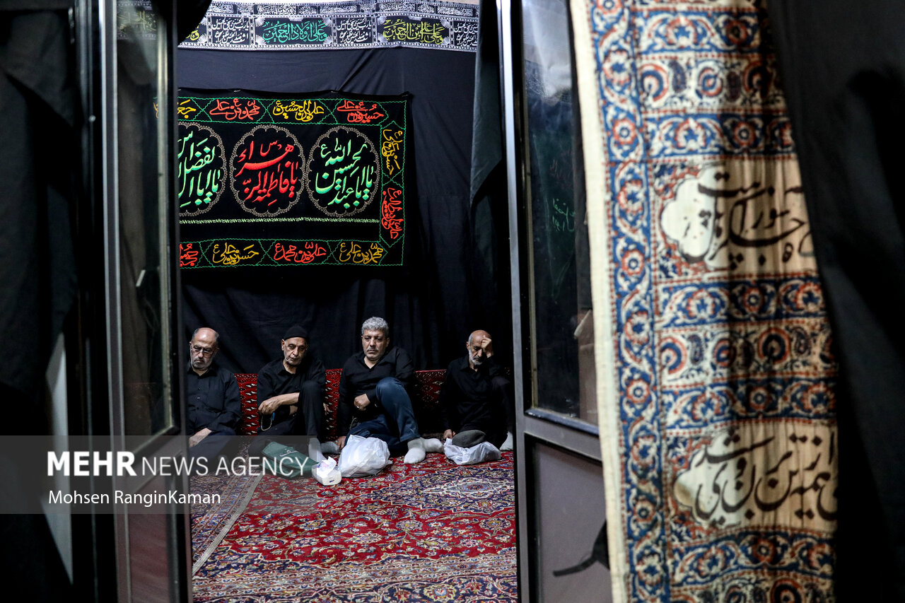 خانه سیدها در بلوار قیام تهران با بیش از صد سال مراسم عزاداری حضرت سیدالشهدا (صلوات الله علیه) هر روز میزبان جمع کثیری از مردم عزادار است