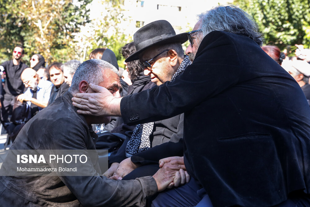 مانی حقیقی، بهمن فرمان‌آرا و مسعود کیمیایی در مراسم تشییع پیکر داریوش مهرجویی و وحیده محمدی‌فر