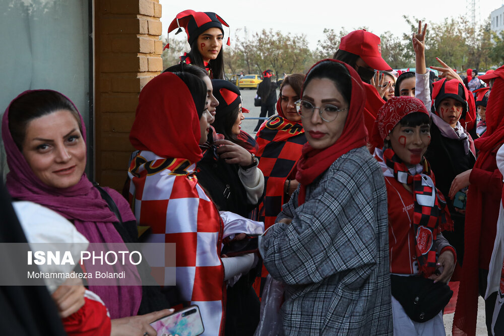 ورود هواداران خانم پرسپولیس تهران به ورزشگاه آزادی