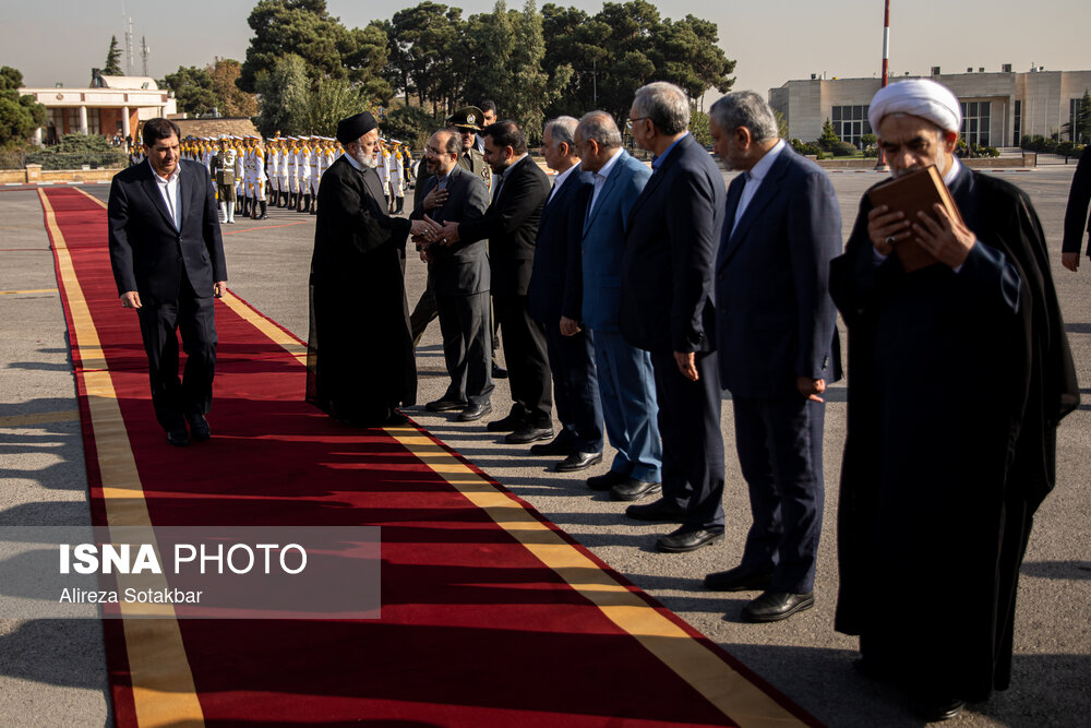 محمد مخبر، معاون اول رئیس جمهور و حجت‌الاسلام محسن قمی، معاون ارتباطات بین الملل دفتر مقام معظم رهبری در مراسم بدرقه رئیس جمهور پیش از سفر به عربستان