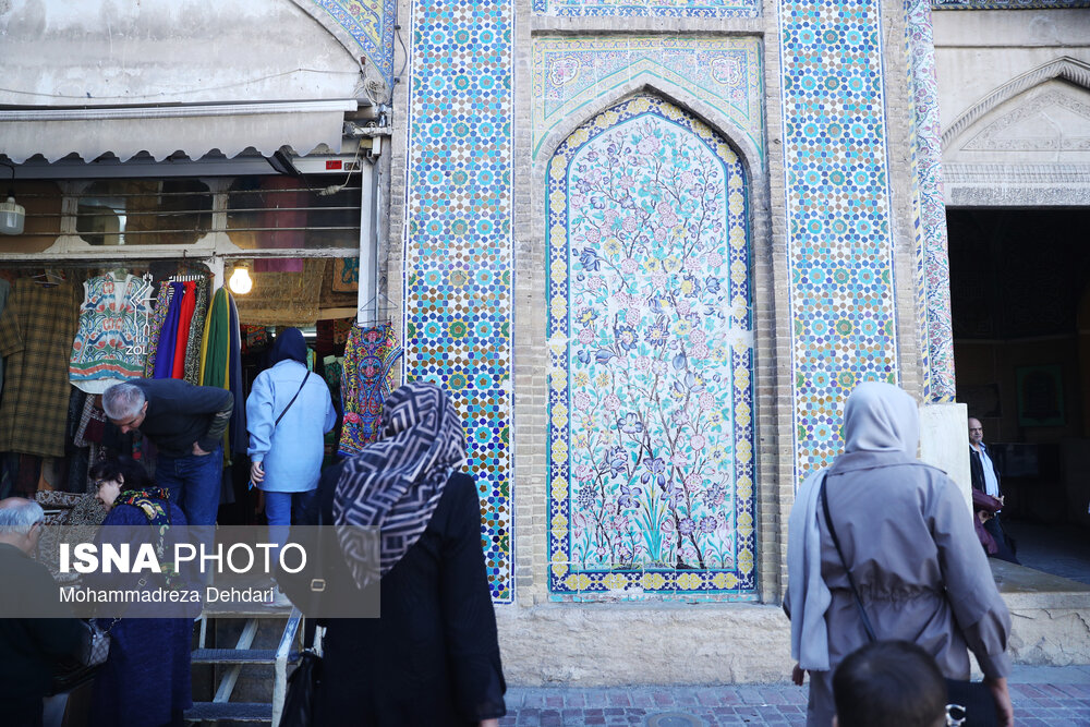 برخی کاشی‌ها در خطر افتادن، برخی رنگ و لعاب خود را از دست داده‌اند و برخی نیز دچار آسیب‌های دیگری‌ شده‌اند.