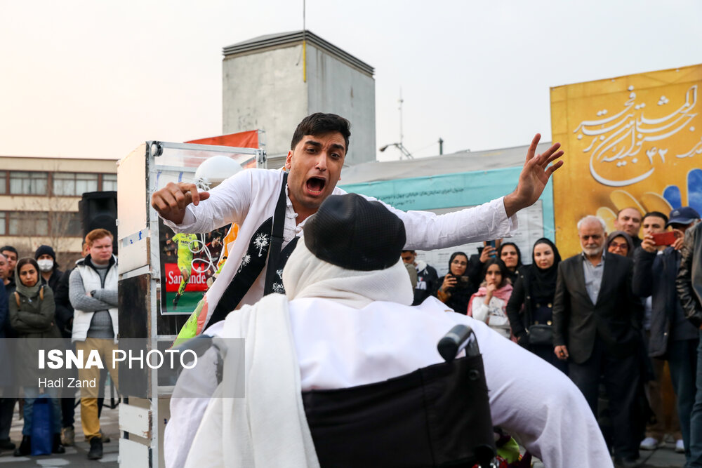 تئاتر خیابانی «رومئو و ژولیت» به کارگردانی نسا سلیمانی در چهارمین روز جشنواره جهانی تئاتر فجر