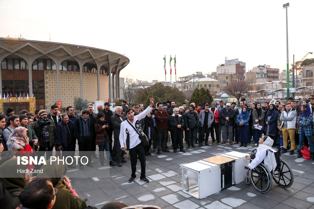 تئاتر خیابانی «رومئو و ژولیت» به کارگردانی نسا سلیمانی در چهارمین روز جشنواره جهانی تئاتر فجر