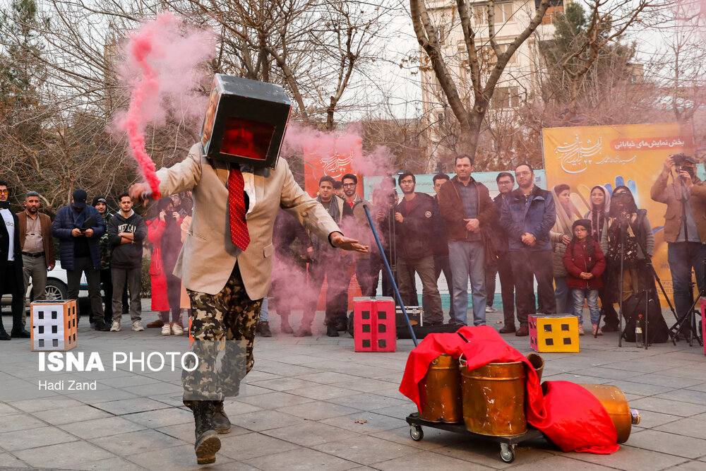 تئاتر خیابانی «مرز» به کارگردانی مهدی فتحی در چهارمین روز جشنواره جهانی تئاتر فجر