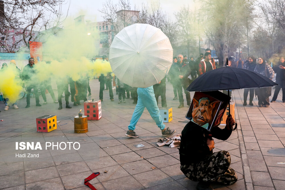 تئاتر خیابانی «مرز» به کارگردانی مهدی فتحی در چهارمین روز جشنواره جهانی تئاتر فجر