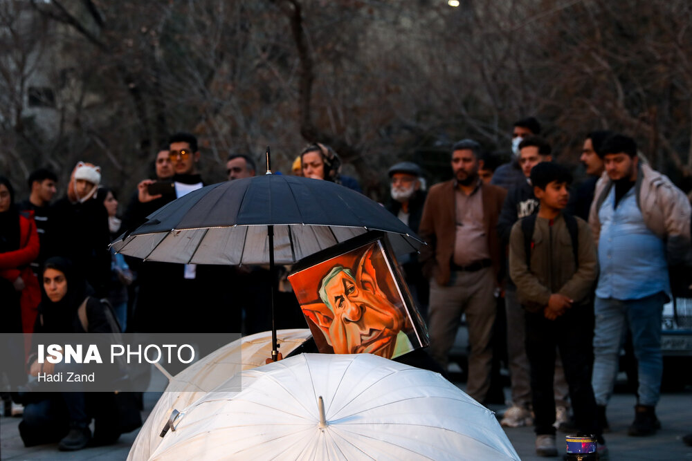 تئاتر خیابانی «مرز» به کارگردانی مهدی فتحی در چهارمین روز جشنواره جهانی تئاتر فجر