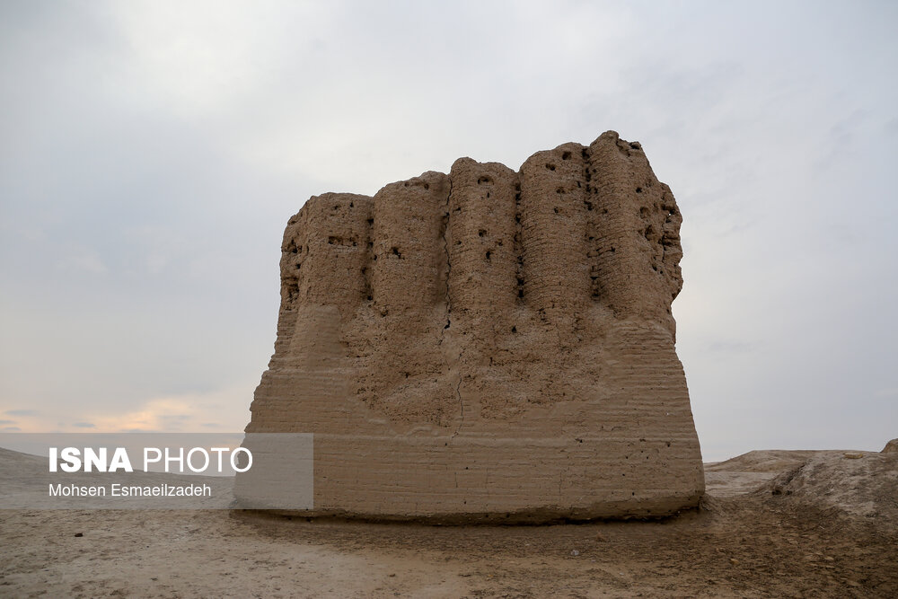 بناهای زیادی از مرو باستان مربوط به دوره‌های مختلف باقی مانده که مهم‌ترین آن دیواره‌های بجا مانده از خانه امام رضا(ع) است که در میان مردم محلی به قدمگاه آن حضرت مشهور است و به محلی برای تجلی ارادت مردم منطقه به خاندان اهل بیت تبدیل شده است.