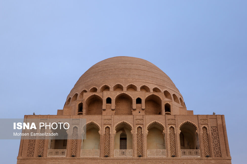 آرامگاه سلطان احمد سنجر فرمانروای سلجوقیان در شهر قدیم مرو در ترکمنستان واقع شده‌است.  این آرامگاه ۲۷ متر طول و ۱۷ متر عرض دارد و دیوارهای آن به بلندی ۱۴ متر است.  این آرامگاه یکی از بزرگترین مقبره‌های سلجوقی بوده است. مغول‌ها پس حمله به مرو این آرامگاه را آتش زدند. احمد سنجر نهمین سلطان امپراتوری سلجوقیان بود و تا زمان مرگش در سال بر آن حکومت کرد. سلطان سنجر را واپسين سلطان مقتدر سلجوقی می‌دانند.