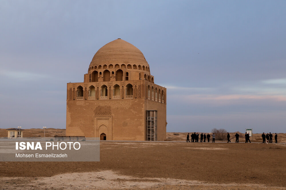 آرامگاه سلطان احمد سنجر فرمانروای سلجوقیان در شهر قدیم مرو در ترکمنستان واقع شده‌است.  این آرامگاه ۲۷ متر طول و ۱۷ متر عرض دارد و دیوارهای آن به بلندی ۱۴ متر است.  این آرامگاه یکی از بزرگترین مقبره‌های سلجوقی بوده است. مغول‌ها پس حمله به مرو این آرامگاه را آتش زدند. احمد سنجر نهمین سلطان امپراتوری سلجوقیان بود و تا زمان مرگش در سال بر آن حکومت کرد. سلطان سنجر را واپسين سلطان مقتدر سلجوقی می‌دانند