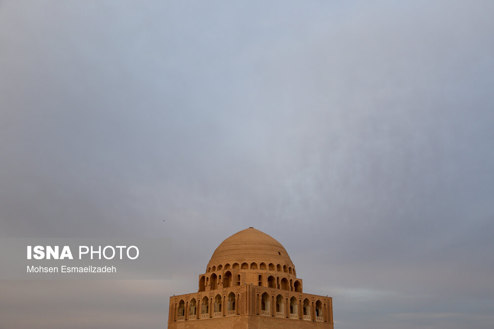 آرامگاه سلطان احمد سنجر فرمانروای سلجوقیان در شهر قدیم مرو در ترکمنستان واقع شده‌است.  این آرامگاه ۲۷ متر طول و ۱۷ متر عرض دارد و دیوارهای آن به بلندی ۱۴ متر است.  این آرامگاه یکی از بزرگترین مقبره‌های سلجوقی بوده است. مغول‌ها پس حمله به مرو این آرامگاه را آتش زدند. احمد سنجر نهمین سلطان امپراتوری سلجوقیان بود و تا زمان مرگش در سال بر آن حکومت کرد. سلطان سنجر را واپسين سلطان مقتدر سلجوقی می‌دانند.