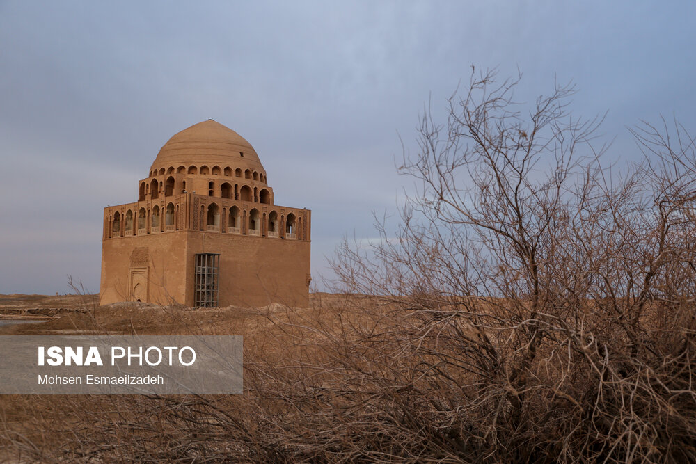 آرامگاه سلطان احمد سنجر فرمانروای سلجوقیان در شهر قدیم مرو در ترکمنستان واقع شده‌است.  این آرامگاه ۲۷ متر طول و ۱۷ متر عرض دارد و دیوارهای آن به بلندی ۱۴ متر است.  این آرامگاه یکی از بزرگترین مقبره‌های سلجوقی بوده است. مغول‌ها پس حمله به مرو این آرامگاه را آتش زدند. احمد سنجر نهمین سلطان امپراتوری سلجوقیان بود و تا زمان مرگش در سال بر آن حکومت کرد. سلطان سنجر را واپسين سلطان مقتدر سلجوقی می‌دانند.