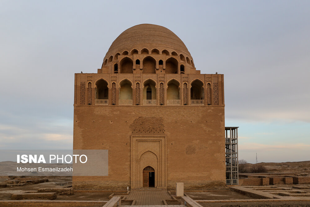 آرامگاه سلطان احمد سنجر فرمانروای سلجوقیان در شهر قدیم مرو در ترکمنستان واقع شده‌است.  این آرامگاه ۲۷ متر طول و ۱۷ متر عرض دارد و دیوارهای آن به بلندی ۱۴ متر است.  این آرامگاه یکی از بزرگترین مقبره‌های سلجوقی بوده است. مغول‌ها پس حمله به مرو این آرامگاه را آتش زدند. احمد سنجر نهمین سلطان امپراتوری سلجوقیان بود و تا زمان مرگش در سال بر آن حکومت کرد. سلطان سنجر را واپسين سلطان مقتدر سلجوقی می‌دانند.