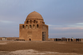 آرامگاه سلطان احمد سنجر فرمانروای سلجوقیان در شهر قدیم مرو در ترکمنستان واقع شده‌است.  این آرامگاه ۲۷ متر طول و ۱۷ متر عرض دارد و دیوارهای آن به بلندی ۱۴ متر است.  این آرامگاه یکی از بزرگترین مقبره‌های سلجوقی بوده است. مغول‌ها پس حمله به مرو این آرامگاه را آتش زدند. احمد سنجر نهمین سلطان امپراتوری سلجوقیان بود و تا زمان مرگش در سال بر آن حکومت کرد. سلطان سنجر را واپسين سلطان مقتدر سلجوقی می‌دانند