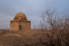 آرامگاه سلطان احمد سنجر فرمانروای سلجوقیان در شهر قدیم مرو در ترکمنستان واقع شده‌است.  این آرامگاه ۲۷ متر طول و ۱۷ متر عرض دارد و دیوارهای آن به بلندی ۱۴ متر است.  این آرامگاه یکی از بزرگترین مقبره‌های سلجوقی بوده است. مغول‌ها پس حمله به مرو این آرامگاه را آتش زدند. احمد سنجر نهمین سلطان امپراتوری سلجوقیان بود و تا زمان مرگش در سال بر آن حکومت کرد. سلطان سنجر را واپسين سلطان مقتدر سلجوقی می‌دانند.