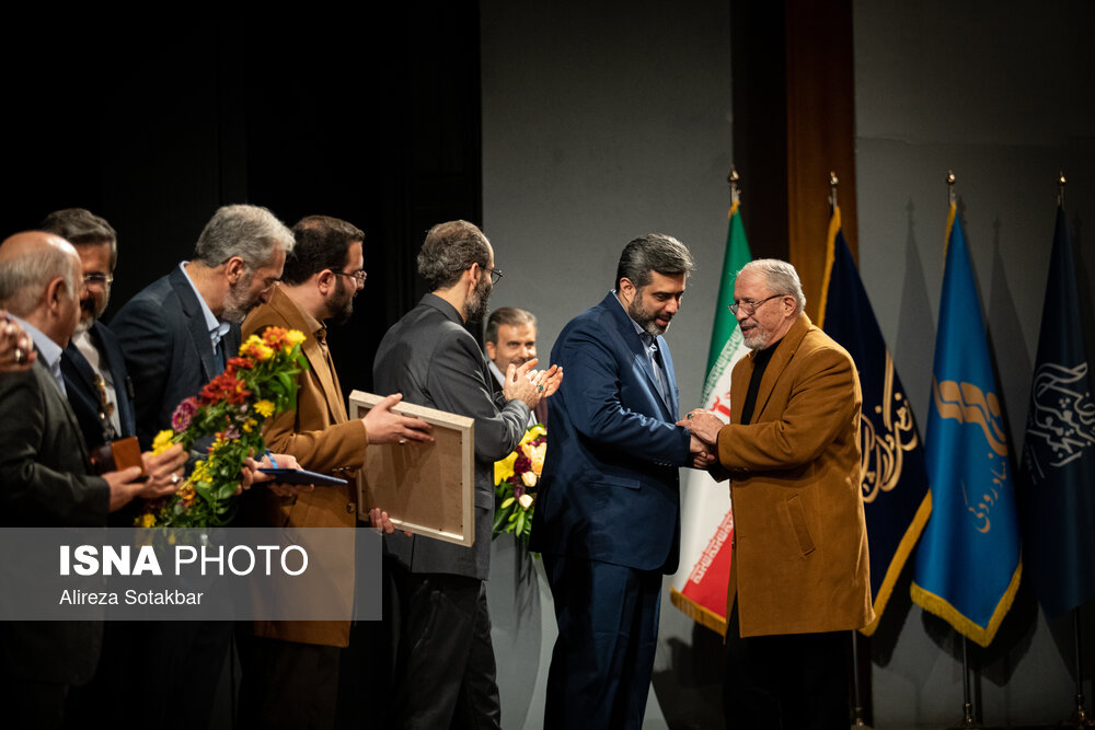 تقدیر از درویش‌رضا منظمی، نوازنده پیشکسوت کمانچه در مراسم اختتامیه سی و نهمین جشنواره بین‌المللی موسیقی فجر