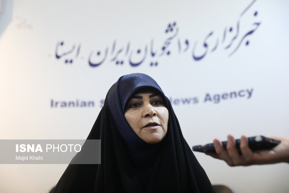سکینه سادات پاد دستیار رئیس جمهور در پیگیری حقوق و آزادی‌های اجتماعی در غرفه ایسنا