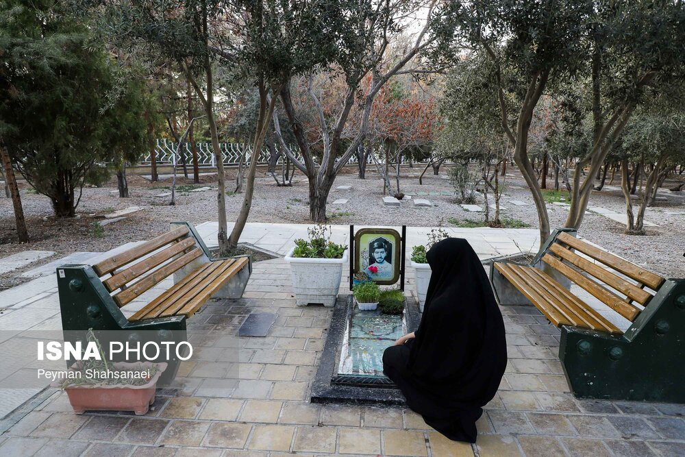 آخرین پنجشنبه سال و زیارت مزار شهیدان در اصفهان