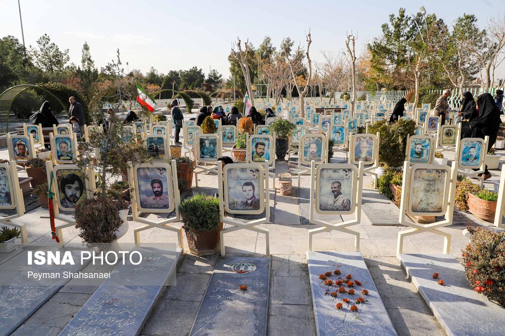 آخرین پنجشنبه سال و زیارت مزار شهیدان در اصفهان