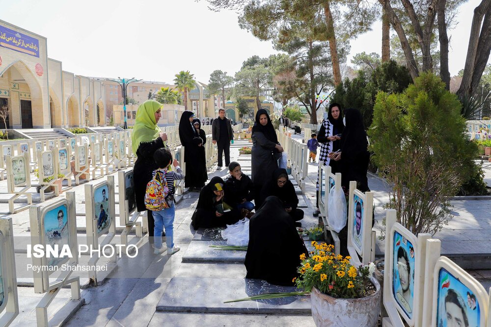 آخرین پنجشنبه سال و زیارت مزار شهیدان در اصفهان