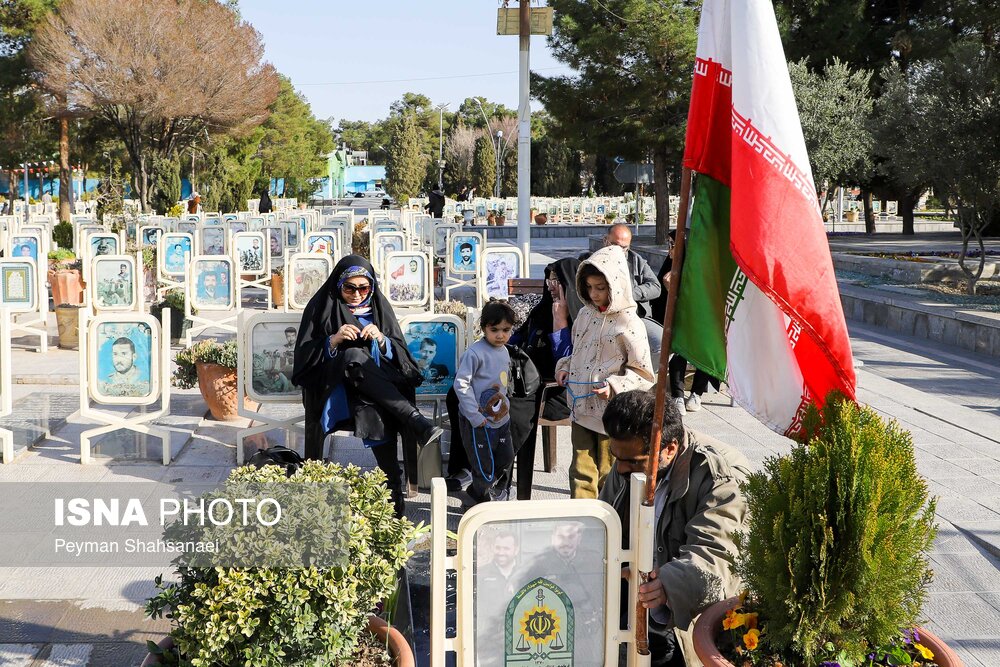 آخرین پنجشنبه سال و زیارت مزار شهیدان در اصفهان