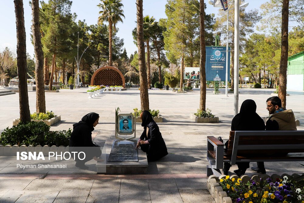 آخرین پنجشنبه سال و زیارت مزار شهیدان در اصفهان