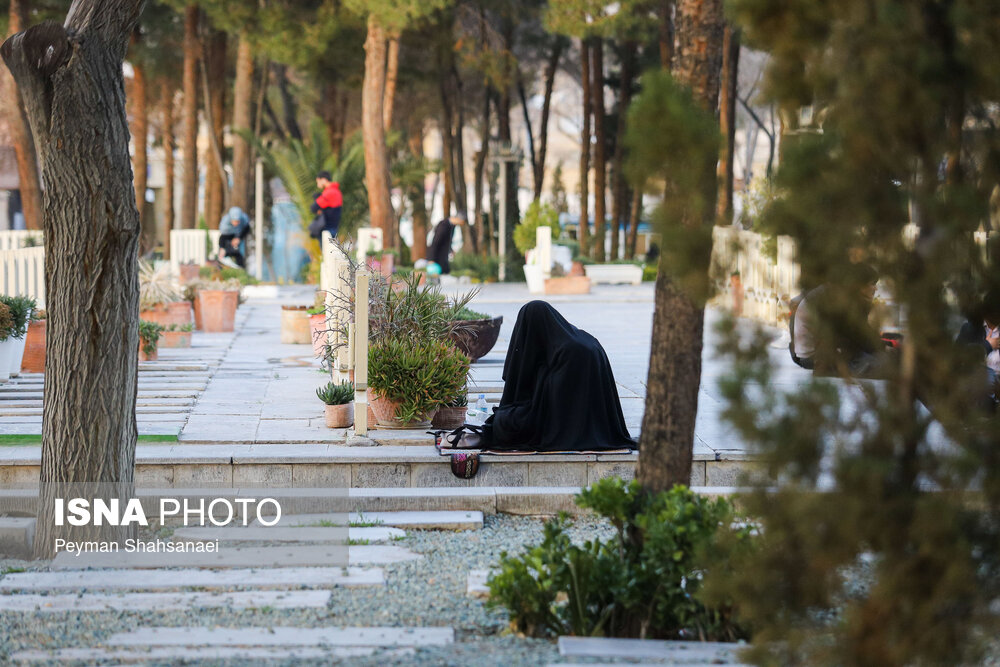 آخرین پنجشنبه سال و زیارت مزار شهیدان در اصفهان