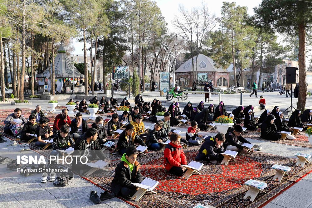 جز خوانی قرآن کریم در گلستان شهدا در آخرین پنج شنبه سال