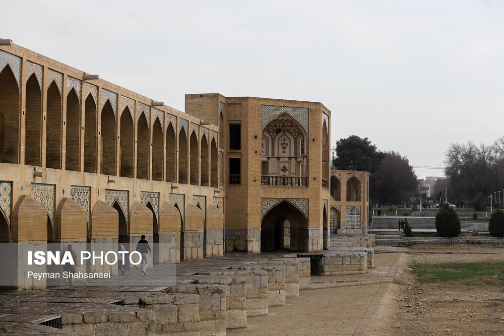 آثار به جا مانده از آسیب به پل تاریخی خواجو، اصفهان در مراسم چهارشنبه سوری