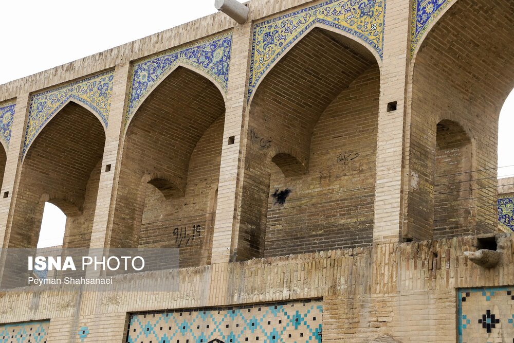 آثار به جا مانده از آسیب به پل تاریخی خواجو، اصفهان در مراسم چهارشنبه سوری