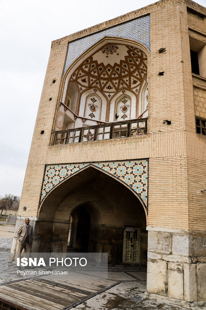 آثار به جا مانده از آسیب به پل تاریخی خواجو، اصفهان در مراسم چهارشنبه سوری