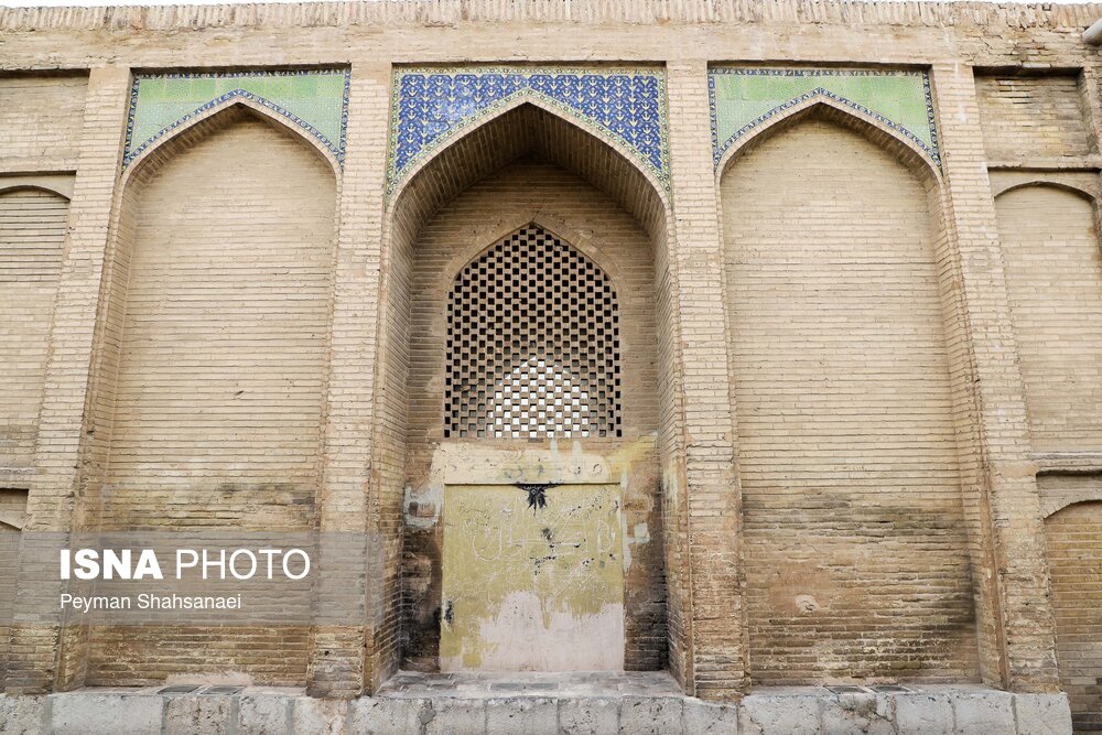 آثار به جا مانده از آسیب به پل تاریخی خواجو، اصفهان در مراسم چهارشنبه سوری