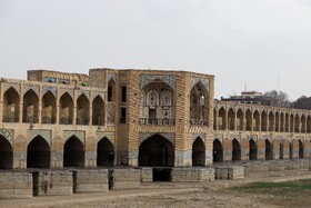 آثار به جا مانده از آسیب به پل تاریخی خواجو، اصفهان در مراسم چهارشنبه سوری