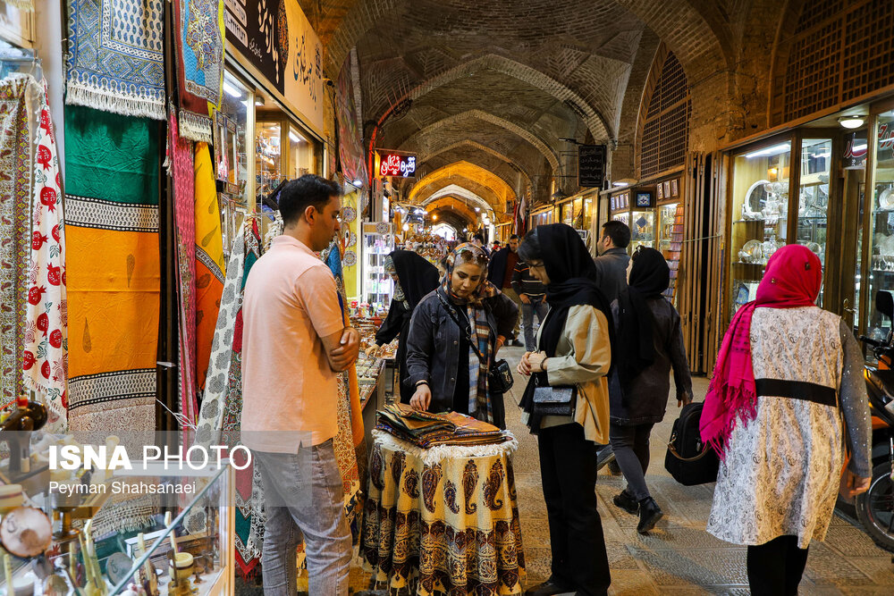 خرید مسافران نوروزی در بازار اصفهان