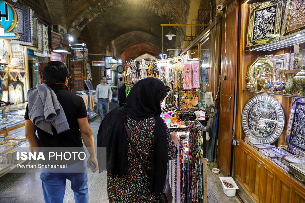 خرید مسافران نوروزی در بازار اصفهان